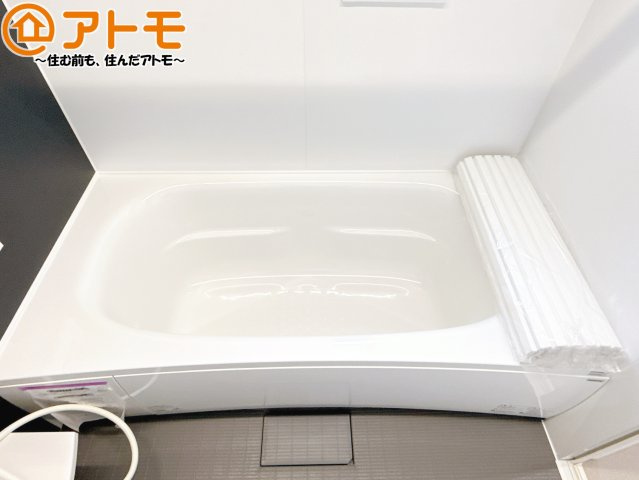 脚を伸ばしてリフレッシュ♪広々湯舟でお湯に浸かれば疲労回復効果につながります♪