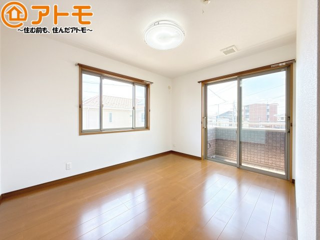 バルコニーに面したお部屋なので、布団などの大きなものも楽々干せます♪