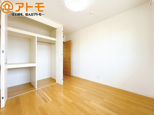 壁と床がシンプルな色合いだからこそ自分だけの空間を作れます♪お部屋作りのイメージは順調でしょうか♪