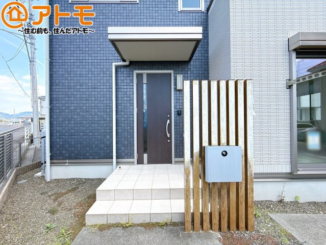 落ち着いた色合いの玄関はダブルロックで防犯性に優れた仕様になっています♪