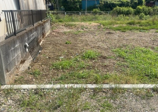 土地の形が極端に長細かったり、狭小地、あるいは道路との高低差がある傾斜地だった場合、後々売ろうとしても買い手がつかない場合もあります。後々、売却することになった時に価値の下がらない土地を選びましょう。