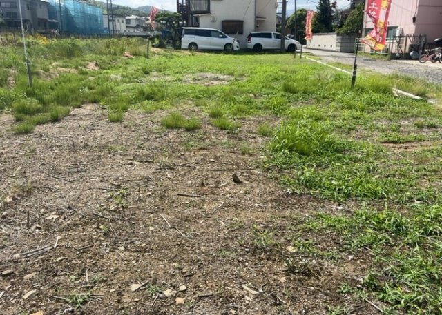 土地の面積＝住宅面積ではありません。建ぺい率の問題などで、土地のある場所によって住宅を建てられる面積は限られています。高さもしかり、「土地」という言葉の中には、建築条件も含まれると考えておきましょう。