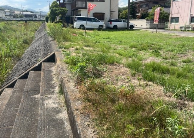 土地の前の道路に消火栓が設置されていることがあります。この場合、道路交通法第45条第1項により、駐車禁止の場所が指定されています。そのため、車庫などの駐車スペースをつくることができない場合があります。