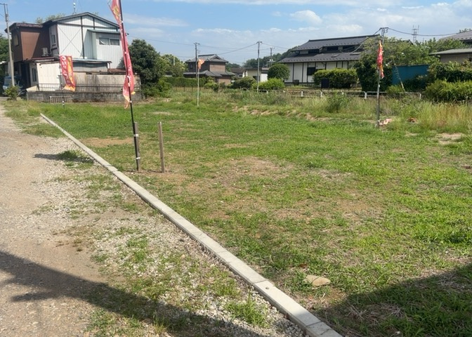 現地に行くなら、物件の周囲の地形がどうなっているかを見ることも大切です。周辺より低くなっている土地では、大雨などで水が集まりやすいため、地盤が弱くなっているということも考えられるため、注意が必要です。