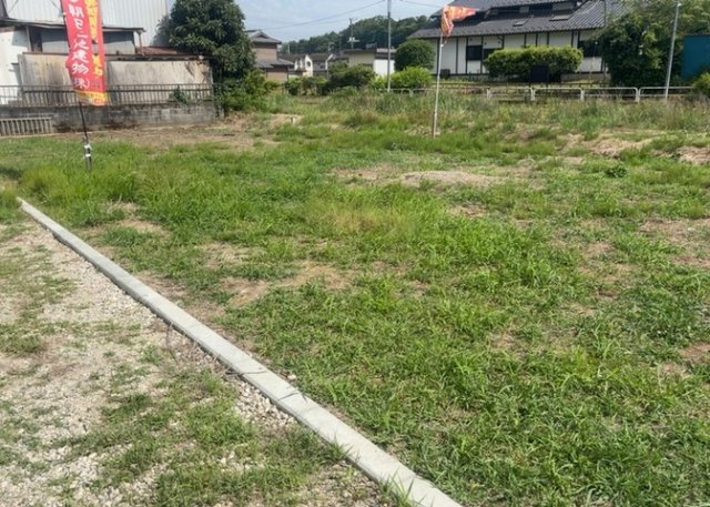 土地購入を検討されている場合、境界杭がない状態で購入してしまうと境界確定測量をする必要があり、費用がかかります。購入の前に、売主、隣土地所有者立ち合いのもと境界を確定し境界杭を設置するのがベストです。