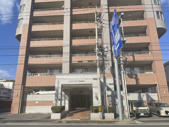 マンションはエレベーターも完備され、お子様や高齢者にも安心。清掃やメンテナンスの負担が少ない点も魅力。生活利便施設が近く、便利な生活が送れます。小中学校も徒歩圏内で、通学も安心です。