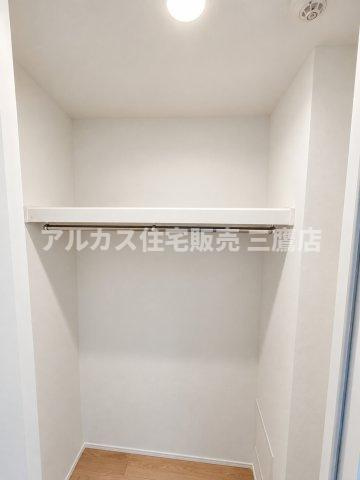 ハンガーパイプと上部棚を備えたクローゼットスペース。丈の長い衣類から小物まで効率よく収納できます。　