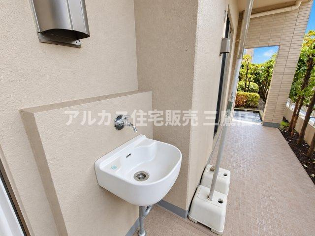 スロップシンク（掃除・手洗い用シンク）を備えた利便性の高いバルコニー。掃除や植物への水やりなどに便利です。
