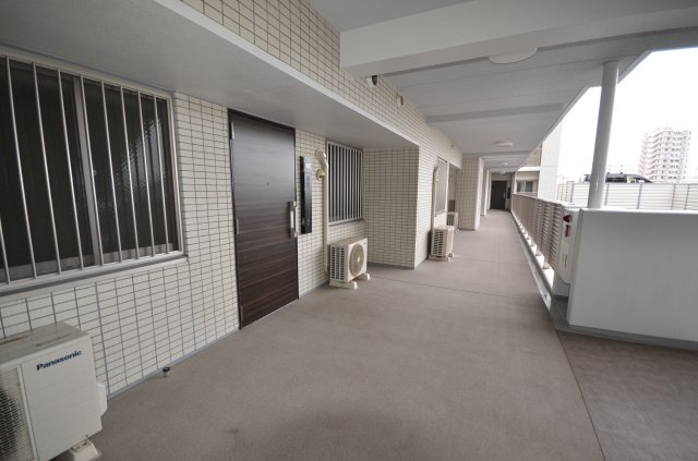 手入れの行き届いた共用廊下と当該住戸付近（室外機を置いても、ゆとりあるスペースの廊下です！　修繕履歴　24年8月　大規模修繕、25年3月　給水管補修、11月　排水管設備改修　等）
