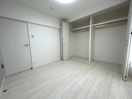 大きなクローゼット付きでお部屋がスッキリ使用できます。