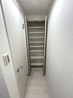 玄関に収納スペースがあり、便利です。