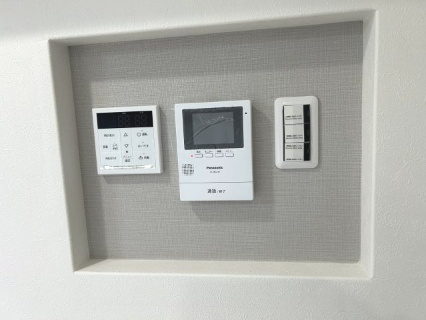 玄関のドアを開けることなく来客の顔や声を確認できるので安心して対応できますね。