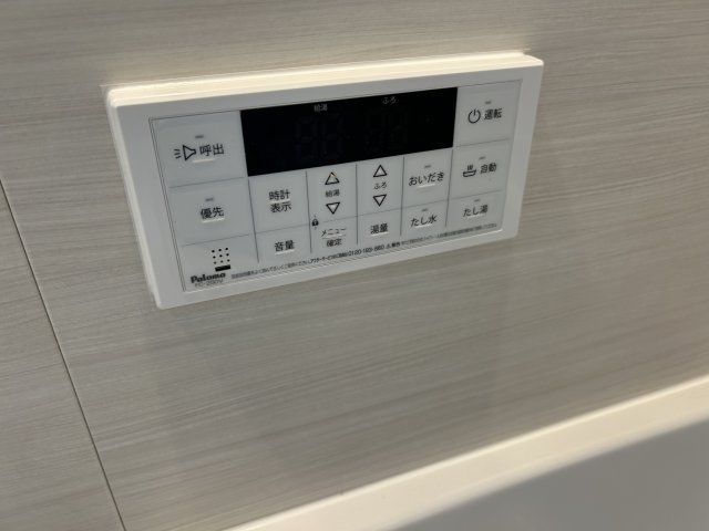 お風呂操作パネルで簡単に温度管理などの調整ができます。