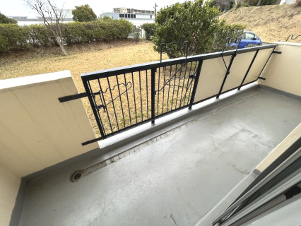 東南バルコニーは朝から日中にかけて日当たりが良く、夏場の暑さは程よく抑えられます。