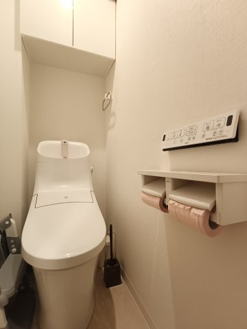 【トイレ】　洗浄機能付きトイレ。上部には収納付で、トイレットペーパー等、買い置きもしやすそうです。