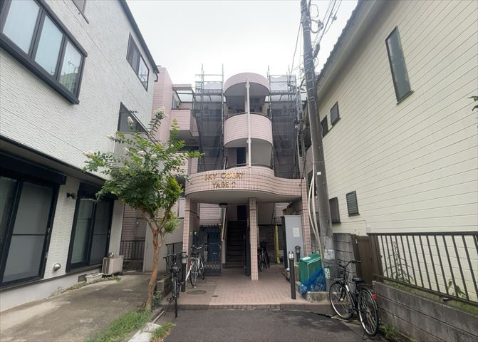 外観はマンション管理がされているかの目安になります。築年数が古いと、壁面は劣化してひび割れが生じることも！建物が古びていても細かいところが修繕されていると、きちんと管理されているなぁと感じるでしょう。