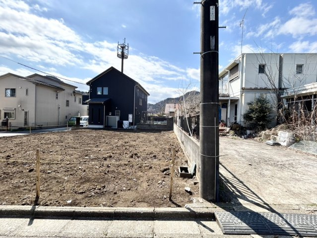 土地の形が極端に長細かったり、狭小地、あるいは道路との高低差がある傾斜地だった場合、後々売ろうとしても買い手がつかない場合もあります。後々、売却することになった時に価値の下がらない土地を選びましょう。