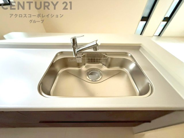 大きなシンクでお鍋などの大きな調理器具を洗う際にも便利です。　