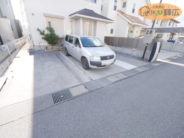 駐車場にはお車3台停めれます。（車種制限あり）
