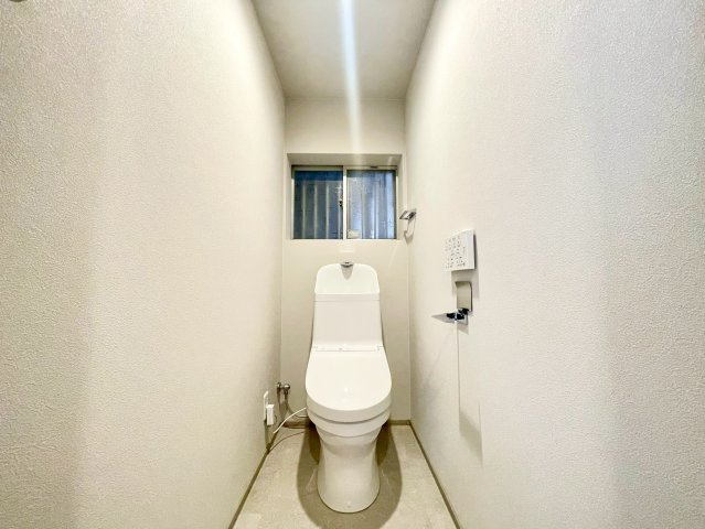 小窓付きで換気もしやすく、明るさも感じられるトイレスペースです♪