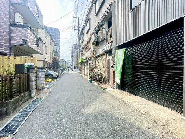 落ち着いた住宅街に位置し、車通りも少なく安心感のある前面道路です◎