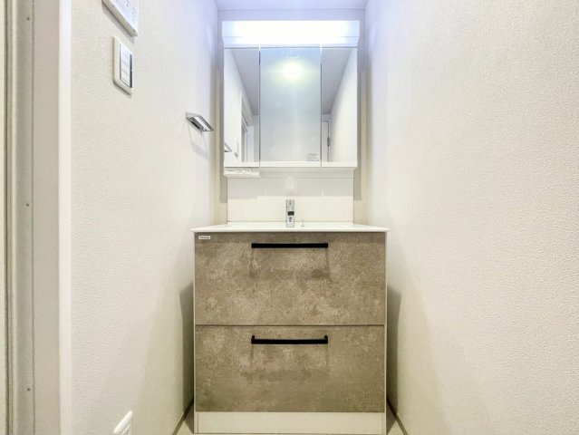 鏡付き洗面台で収納力もあり、身支度がスムーズに整います♪