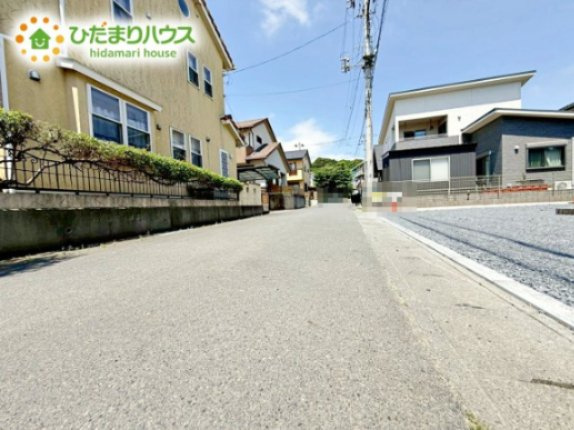 繁華街のようなにぎやかさがないため、車の音や話し声が少なく、静かな生活を望む人に適している閑静な住宅地！