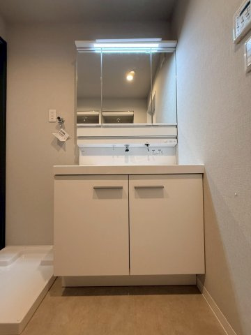 三面鏡ミラーキャビネットを備えた洗面化粧台で、身支度もスムーズに行えます
