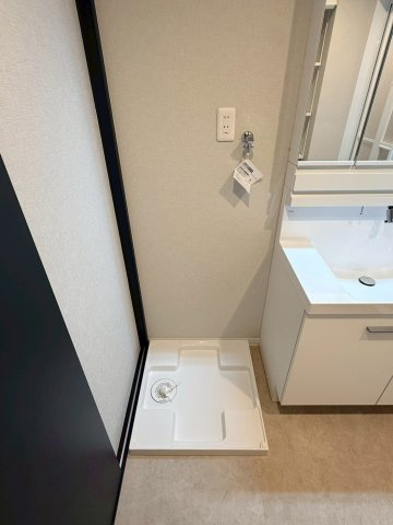 洗面所内に防水パン付きの洗濯機置場を設けています