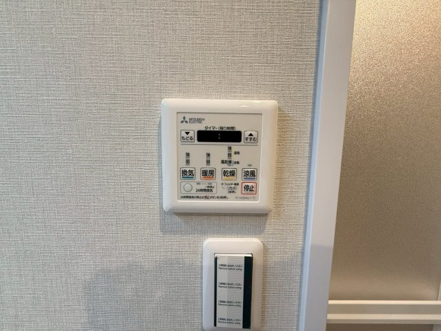 浴室暖房乾燥機の操作パネルで、天候に応じて洗濯物の乾燥にも活用できます