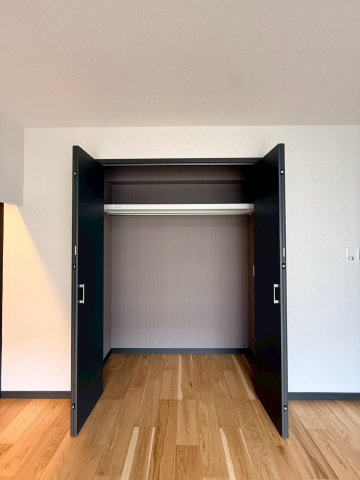 しっかりと収納を確保しお部屋を広く使える間取りの洋室約7.7帖