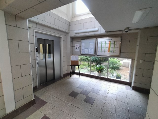 エレベーター付の8階建てのマンション