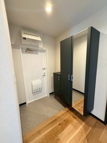 玄関には外出時に重宝する姿見付きのシューズボックスを設置