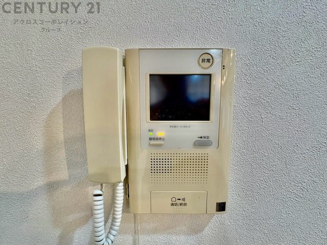 訪問者が来たときにテレビ画面で確認できるため、安心してドアを開けられます。録画機能があるものもあり、留守中に来訪者を記録しておくことができます。利便性が高く、セキュリティ面でも安心です。