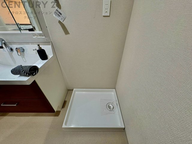 洗濯物の仕分け作業がしやすく、整理整頓が容易になります。洗濯音や湿気を他の部屋に持ち込まず、生活環境を快適に保ちます。上部を活用すれば収納スペースを確保でき洗剤や洗濯用品の整理もしやすくなります。