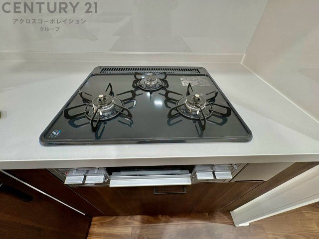 多数の調理器具を同時に使用でき、料理の効率化が可能。省エネで節約になり、様々な料理スタイルに適応できます。また、火力調整が独立しており、手入れや掃除もしやすく、今よりもっとお料理が楽しくなるかも。