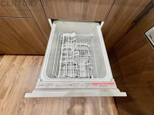 食器洗浄乾燥機は手洗いに比べて時間や労力を節約できます。また、高温のお湯で洗浄されるため、雑菌や細菌を殺菌する効果もあります。さらに、乾燥機能があるため、手で拭く手間も省け衛生的に保管できます。