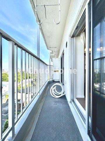 【バルコニー】幅もあって、奥行きもあるゆとりのバルコニー。洗濯物を干したり乾かしたりだけでなく、ただ出てみるだけでも気持ちいいですよ。
