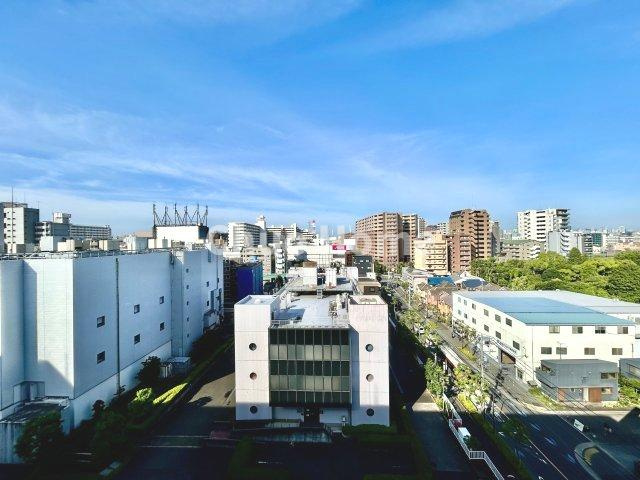 手を伸ばせば、ふれることが出来そうな環境が、そのままインテリアになったような印象です。その豊かな眺望にふさわしい空間には、通風・採光にも優れ、心地よい光と風があふれています