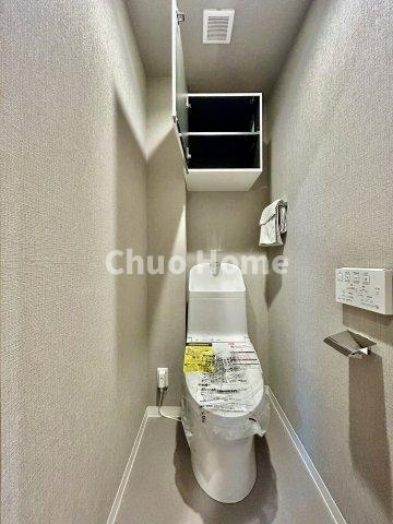 【トイレ】　収納スペースをしっかりと確保した温水洗浄便座機能付きトイレ。温水洗浄便座は清潔にお使いいただくための大切なアイテムです。
