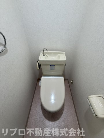 温水洗浄便座付きトイレ！快適性と清潔感に配慮された設備です。