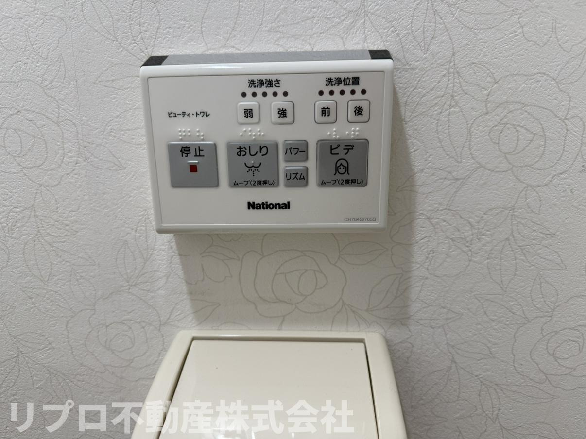 壁付け操作パネル付きの温水洗浄便座！操作もしやすく、快適にご利用いただけます！