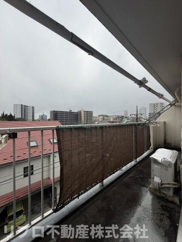 南向きバルコニーで日当たり良好！明るい日差しが差し込み、洗濯物もよく乾く快適なスペースです！