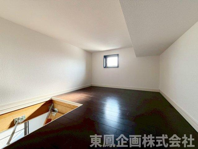 収納力を高める小屋裏スペース付き。季節物や思い出の品の保管にも便利です。