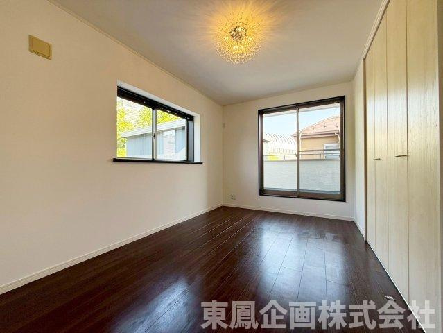 7.25帖　2面採光で明るい洋室。バルコニーに面した開放感のある空間です。