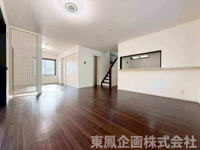 デザイン性のある室内アクセントが印象的なリビング。