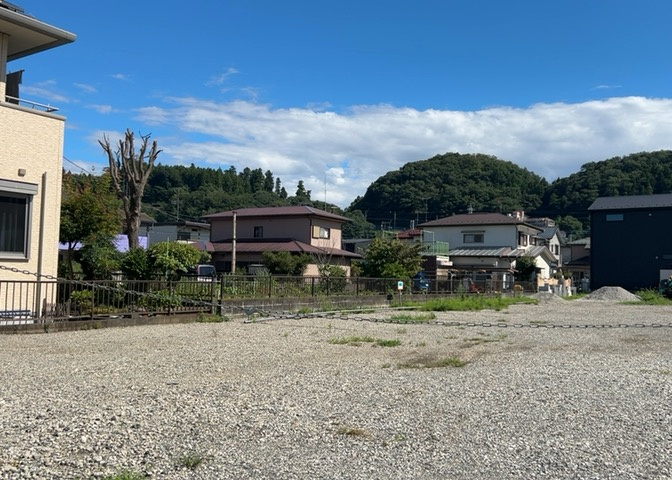 土地の形が極端に長細かったり、狭小地、あるいは道路との高低差がある傾斜地だった場合、後々売ろうとしても買い手がつかない場合もあります。後々、売却することになった時に価値の下がらない土地を選びましょう。
