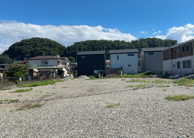 土地の面積＝住宅面積ではありません。建ぺい率の問題などで、土地のある場所によって住宅を建てられる面積は限られています。高さもしかり、「土地」という言葉の中には、建築条件も含まれると考えておきましょう。