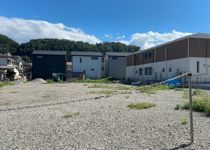 家を建てる場合、方位は要チェックです。現実的に日当たりのよい家ならばリビングは南側、建築基準法でも北側に当たる家への配慮は求められています。土地を見学に行く際は、方位磁針を持って行くようにしましょう。