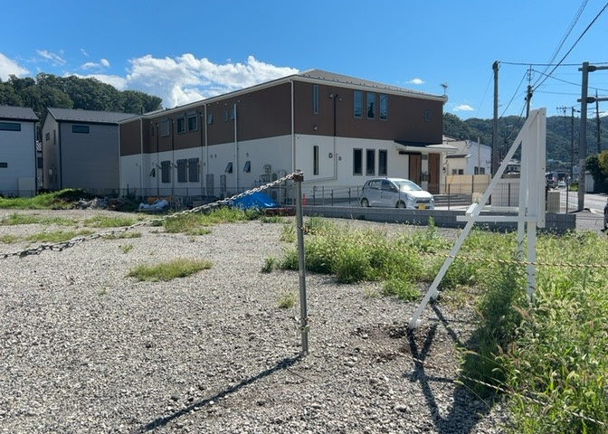 土地の前の道路に消火栓が設置されていることがあります。この場合、道路交通法第45条第1項により、駐車禁止の場所が指定されています。そのため、車庫などの駐車スペースをつくることができない場合があります。